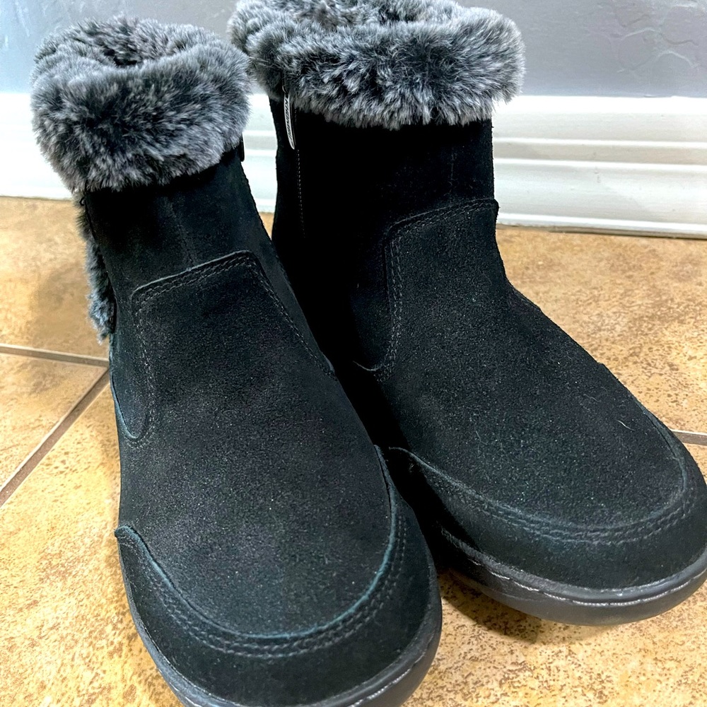 Khombu Iris Leather black ankle boots waterproof, fur trim, size 8 never worn